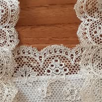 Détail d'une dentelle ancienne brodée, motifs ronds, atelier Chapelles & Dentelles